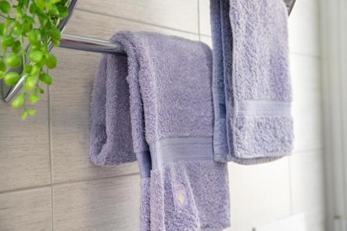 a purple towel hanging on a towel rack in a bathroom at Appartamento Profumo di Mare in Marina di Ragusa