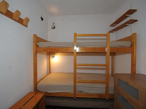 quelques lits superposés dans une chambre dans l'établissement Studio cosy proche des pistes, 4 pers, balcon, WiFi gratuit, cuisine équipée - FR-1-344-1069, aux Menuires