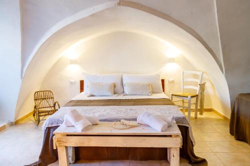 sypialnia z łóżkiem w sklepieniu łukowym w obiekcie B&B Dimora Castello w mieście Galatone