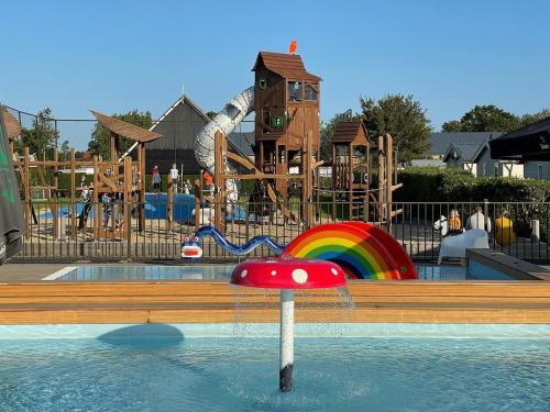 een zwembad met een waterpark met een speeltuin bij Vakantiepark de Molenhoek in Kamperland