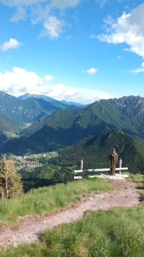 a man sitting on a bench overlooking a mountain valley at B&B Santa Brigida in Santa Brigida
