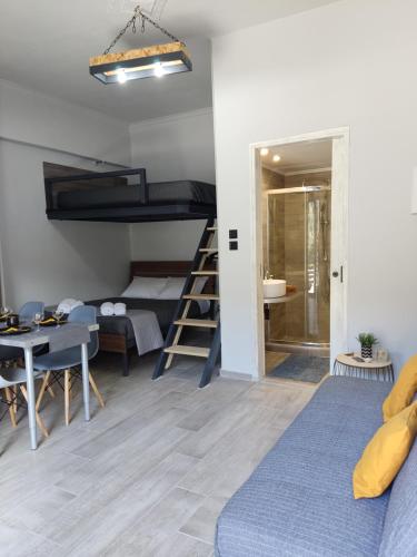 uma sala de estar com uma cama e uma sala de jantar em ISMINI STUDIOS em Menídion