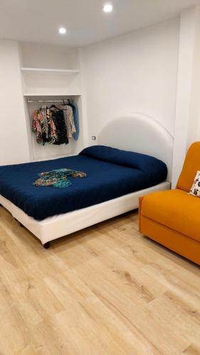 - une chambre avec un grand lit et une chaise dans l'établissement Il Munazzeno Centro Storico Amalfi, à Amalfi