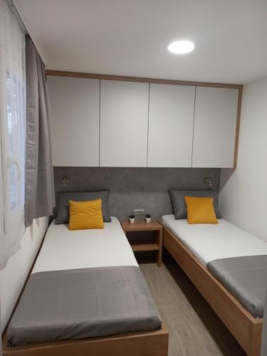Ένα ή περισσότερα κρεβάτια σε δωμάτιο στο Premium Mobile Home LANA - Oaza Mira Camping