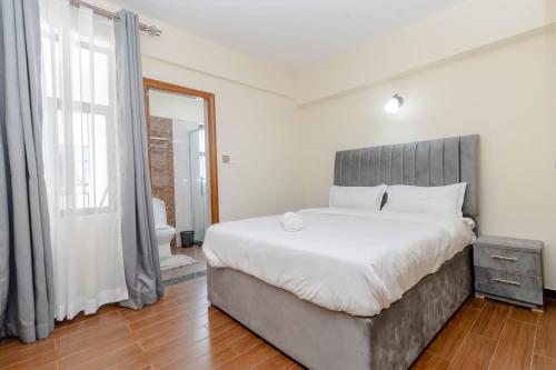 Säng eller sängar i ett rum på New Luxury Apartment close to State House Nairobi