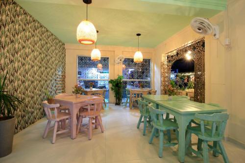 a restaurant with tables and chairs in a room at Hotel Emberá in Apartadó