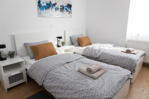 En eller flere senge i et værelse på Apartmani Murić - Ena