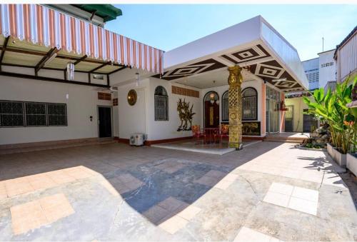an image of a house with a courtyard at Lotus House in Ban Lo Long