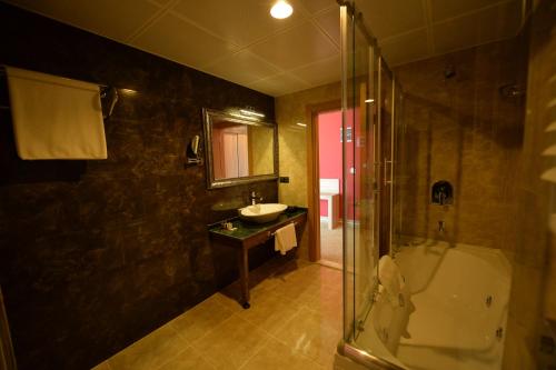 Koupelna v ubytování Neba Royal Hotel