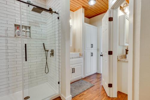 uma casa de banho com uma cabina de duche ao nível do chão e uma porta de vidro em Spacious Alabama Retreat - Deck, Grill and Fire Pit! em Crane Hill