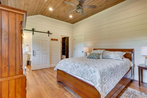 um quarto com uma cama e uma ventoinha de tecto em Spacious Alabama Retreat - Deck, Grill and Fire Pit! em Crane Hill