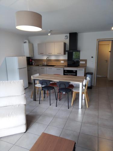 - une cuisine avec une table, des chaises et un canapé dans l'établissement Thermalines, à Saint-Gervais-les-Bains