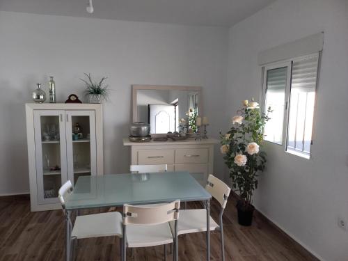 une salle à manger avec une table bleue et des chaises blanches dans l'établissement Chalet Chiclana, à Chiclana de la Frontera