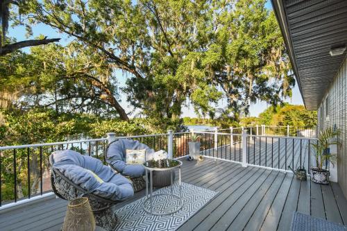 een terras met 2 stoelen en een tafel bij Spring-Fed Lake Waterfront King Bed Suites Pet Friendly in Orlando