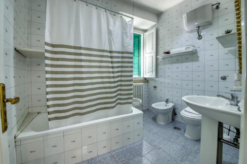 a bathroom with a tub and a toilet and a sink at Lettieri Apartments - Affitti Brevi Italia in Gravina in Puglia