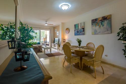 sala de estar con mesa de comedor y sillas en Dream Apartment in Mijas Golf Limonar, en Mijas Costa