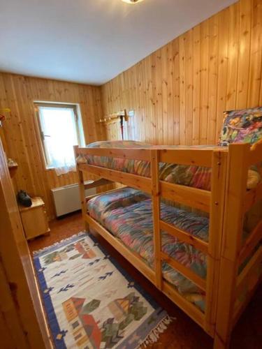 a bedroom with two bunk beds in a room at Appartamento Cerreto Laghi in Cerreto Laghi