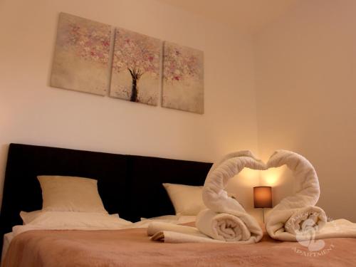 ein Schlafzimmer mit zwei Schwänen, die wie ein Herz aussehen in der Unterkunft Flamenco Ambar Luxury Apartment 15 Planta in Calpe