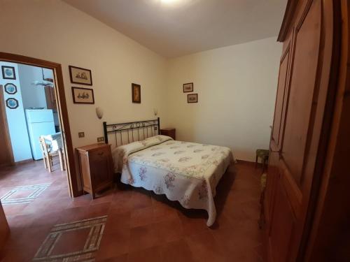 een slaapkamer met een bed en een houten vloer bij Agriturismo Campo Contile in Chianciano Terme