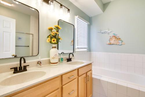 ein Badezimmer mit Waschbecken, Spiegel und Badewanne in der Unterkunft 2 Mi to Beach Ocean View Oasis with Resort Access! in Ocean View