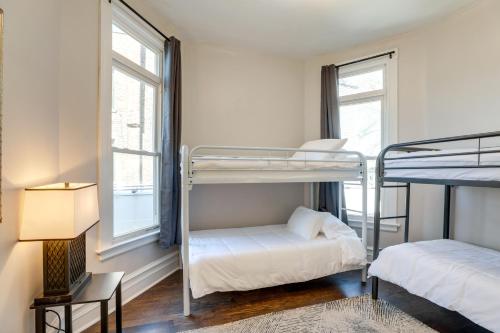 Ce dortoir comprend 2 lits superposés et une fenêtre. dans l'établissement Spacious Chicago Condo with Deck Less Than 9 Mi to Downtown!, à Oak Park