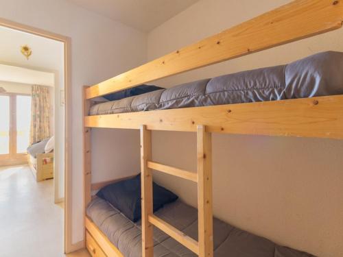 a couple of bunk beds in a room at Studio La Rosière, 1 pièce, 4 personnes - FR-1-275-140 in La Rosière