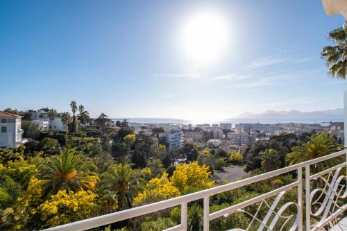d'un balcon offrant une vue sur la ville. dans l'établissement 2-Br Apartment Terrace Sea View Pool Parking, à Cannes
