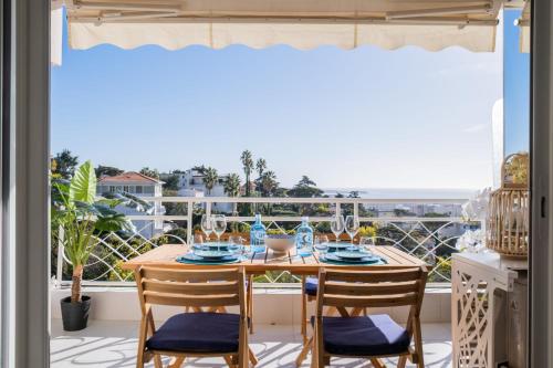 Balkón alebo terasa v ubytovaní 2-Br Apartment Terrace Sea View Pool Parking