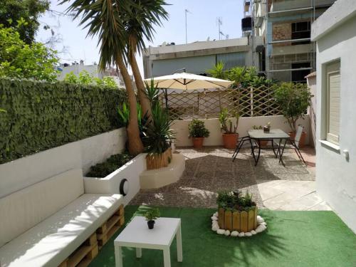een patio met een bank en een tafel met planten bij Modern & Comfortable, Single Floor Apartment***** in Heraklion
