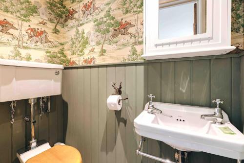uma casa de banho com um lavatório e um WC em The Hayloft, Pillar Box Farm Cottages em Ludlow
