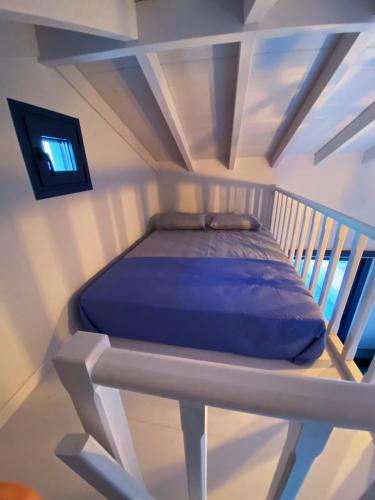 Nikoli House في Vaia: غرفة نوم بسرير في غرفة ذات سقف