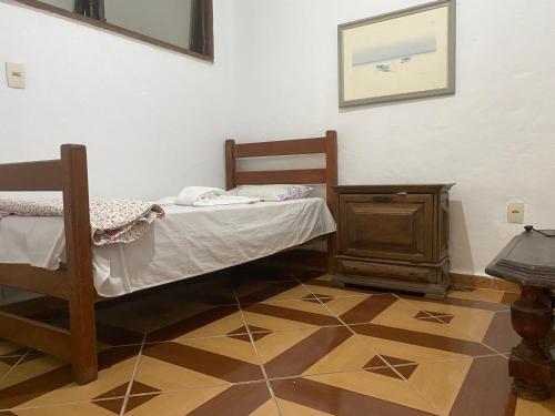um quarto com uma cama e um fogão a lenha em Rio natureza apart 104 no Rio de Janeiro