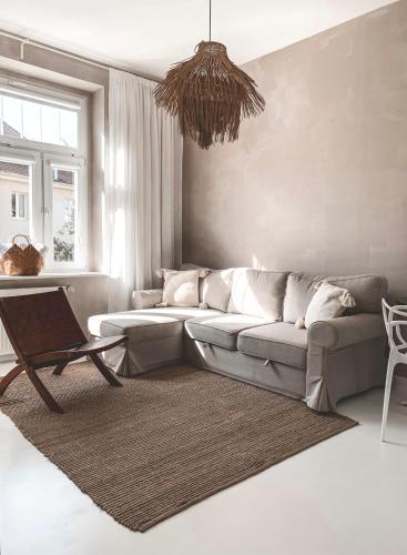 sala de estar con sofá y mesa en Baltic Room en Sopot