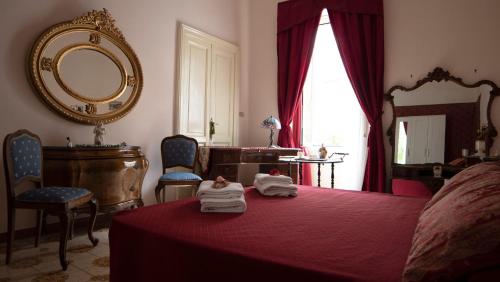 Un dormitorio con una cama roja con toallas. en WELL COME - Museo, en Nápoles