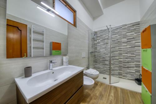 a bathroom with a sink and a toilet at Pellicciari 14 - Affitti Brevi Italia in Gravina in Puglia