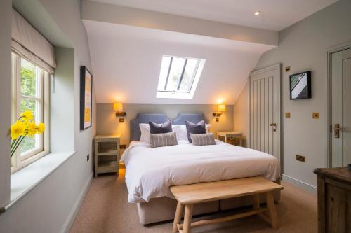 - une chambre avec un grand lit et une fenêtre dans l'établissement The Bottle & Glass Inn - Garden View - Room 1, à Henley-on-Thames