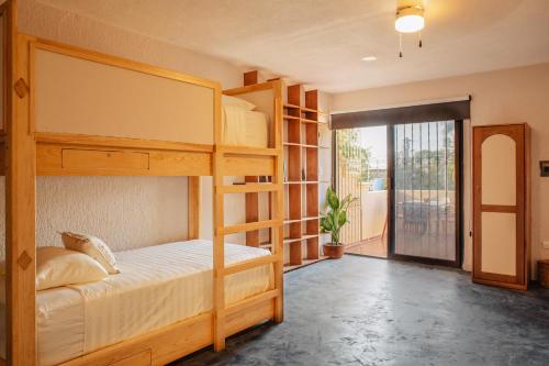 - une chambre avec 2 lits superposés et un balcon dans l'établissement Casa Encuentro De Joaquín Garcia, à Mérida