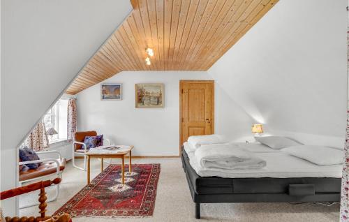 - une chambre avec un lit et une table dans l'établissement Nice Apartment In Rudkbing With Wifi, à Rudkøbing