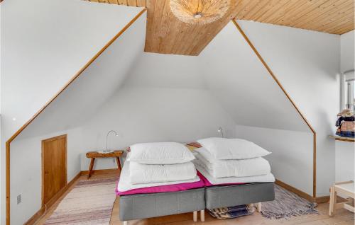 Un ou plusieurs lits dans un hébergement de l'établissement Nice Apartment In Rudkøbing With Wifi
