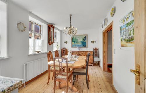 une salle à manger avec une table et des chaises dans l'établissement Nice Apartment In Rudkøbing With Wifi, à Rudkøbing