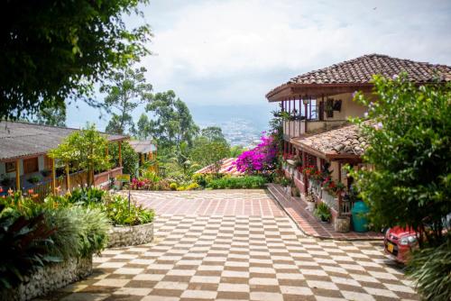 einen Innenhof eines Hauses mit Blumen und Pflanzen in der Unterkunft Parque Bioflora in Dosquebradas