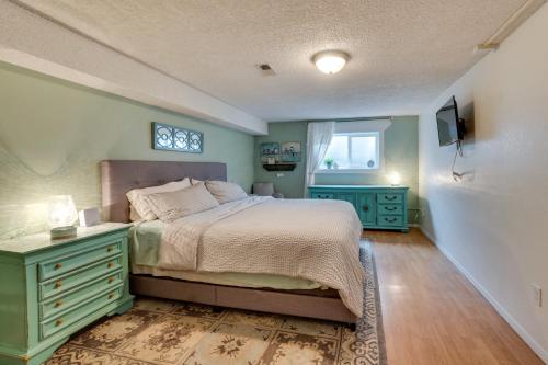 1 dormitorio con 1 cama con armarios verdes y ventana en Casa Del Moro Klamath Falls Apt Pool and Hot Tub!, en Klamath Falls