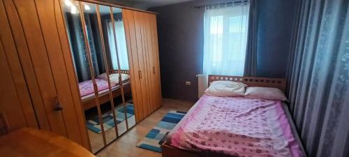 a small bedroom with two bunk beds and a mirror at Vila Catalina in Baia Mare