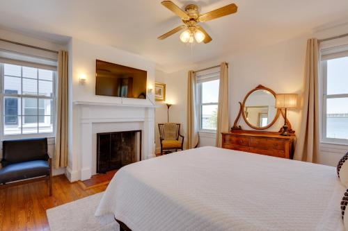 1 dormitorio con cama blanca y chimenea en Beautiful Colonial Home on the Choptank River, en Cambridge