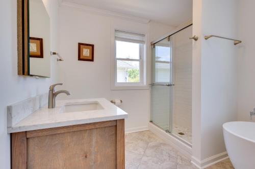 La salle de bains est pourvue d'un lavabo et d'une douche. dans l'établissement Beautiful Colonial Home on the Choptank River, à Cambridge