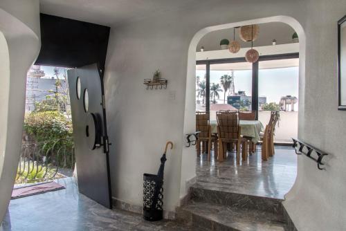 a dining room with a table and chairs at Casa las Maravillas, hermosos jardines y alberca in Cuernavaca