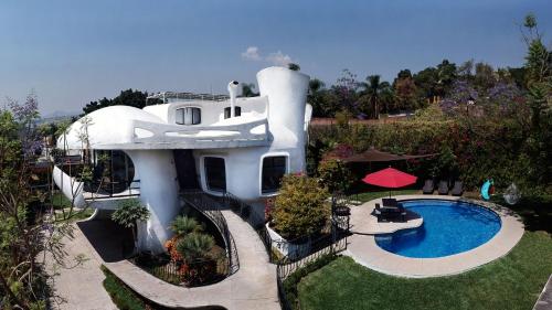 an aerial view of a house with a swimming pool at Casa las Maravillas, hermosos jardines y alberca in Cuernavaca