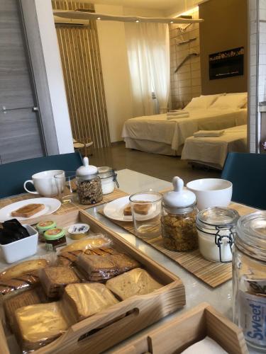 una mesa con una bandeja de comida encima en ZEROstuni suite apartment, en Ostuni