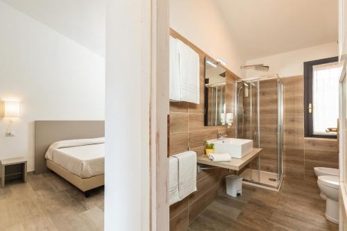 bagno con letto, lavandino e servizi igienici di Il Rifugio a Baunei