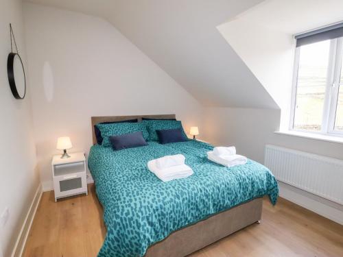 1 dormitorio con 1 cama con 2 almohadas en Cheshire View en Buxton